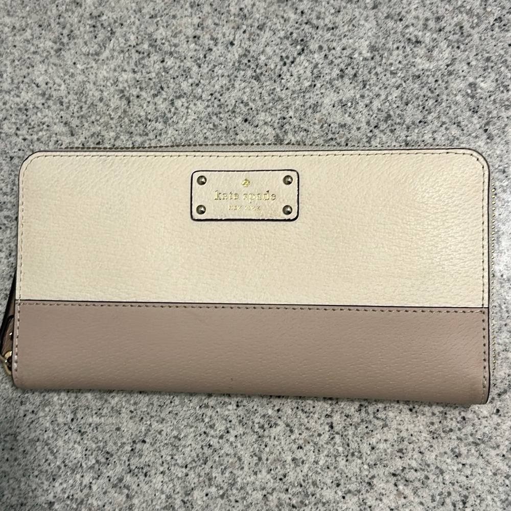 Kate Spade NY ♠️ EUC Neda Grove Street White/Cream & Tan Zipper Leather Wallet
